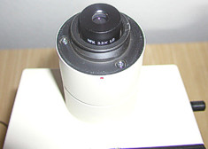 Projektiv im Trinokulartubus des BHS-Mikroskops